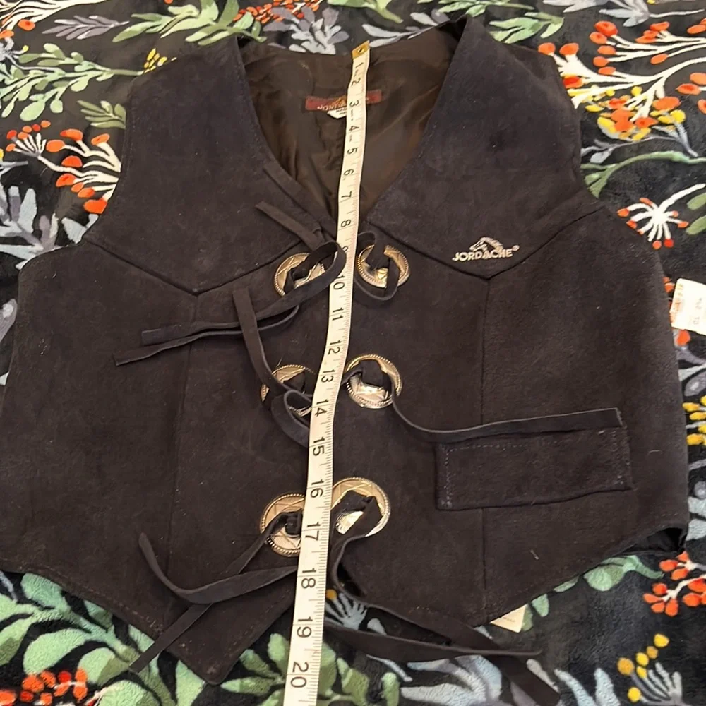 Dead stock Jordache tie front suede vest with silver hardware - Picture 7 of 12